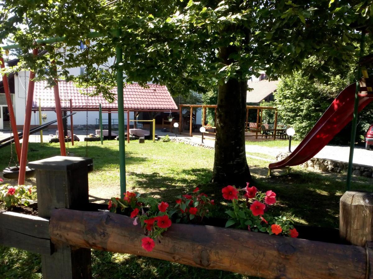 Guesthouse Arnika Fužine エクステリア 写真